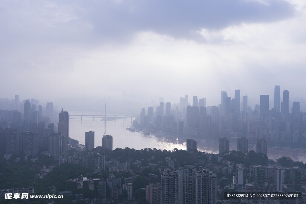 雾中都市景观