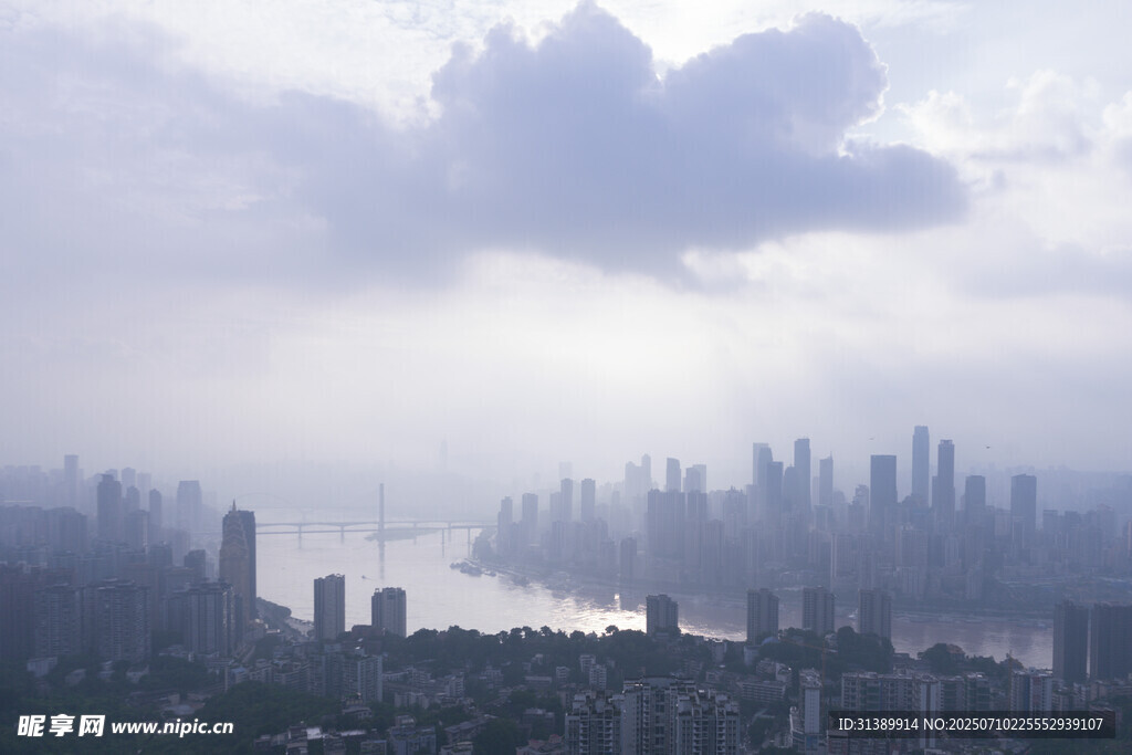 雾中都市景观