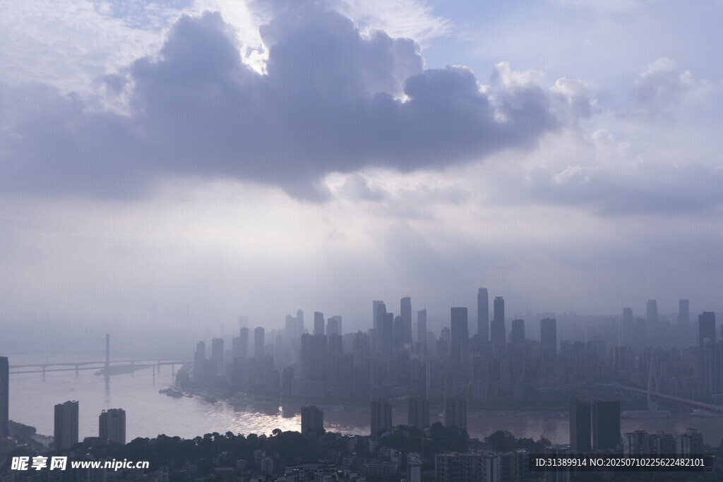 城市云海间的天际线景观