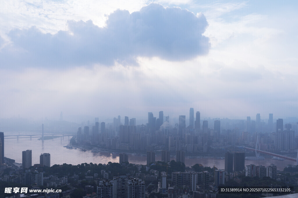 城市天际线与穿透云层阳光
