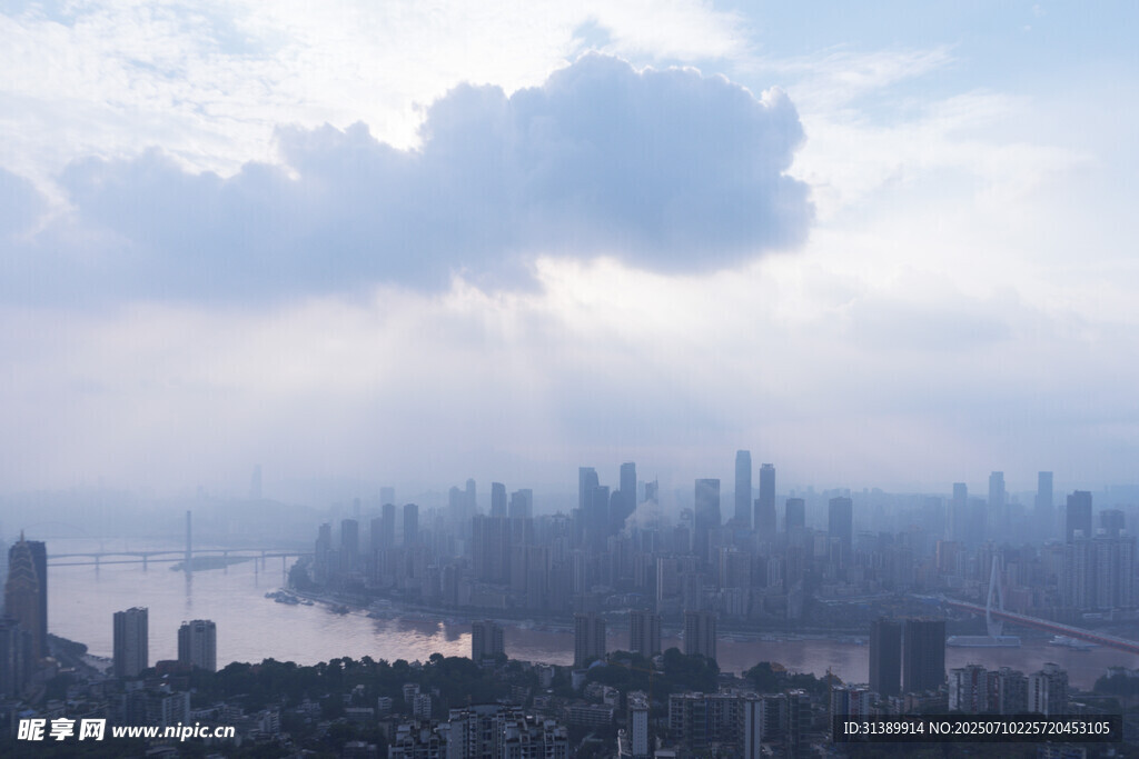城市天际线与云雾景观