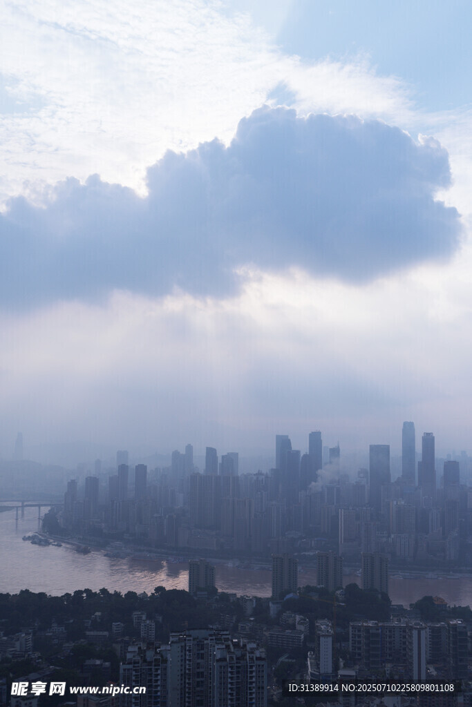 城市天际线与云雾景观