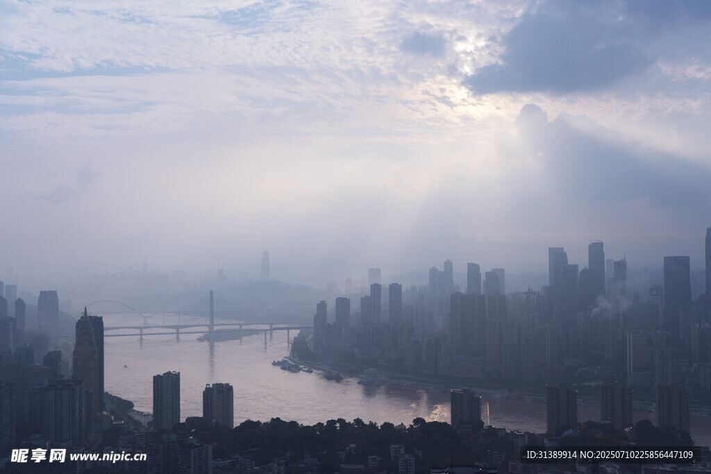 雾中都市晨光美景