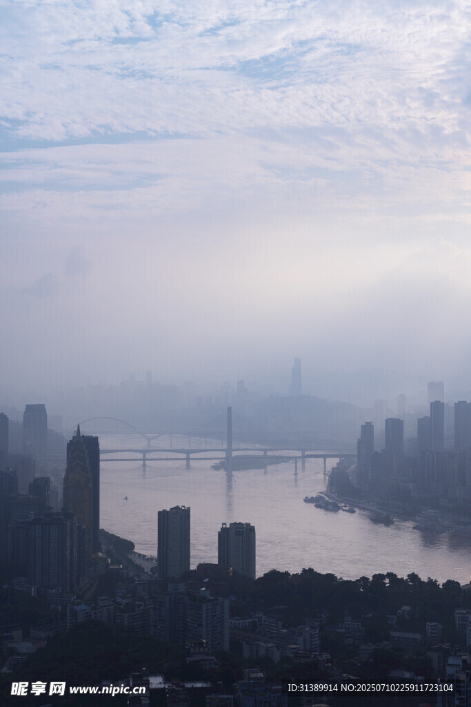 雾中城市河畔景观