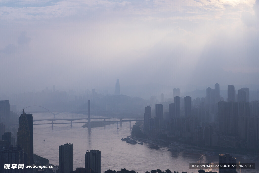 雾中城市江景 光影迷人