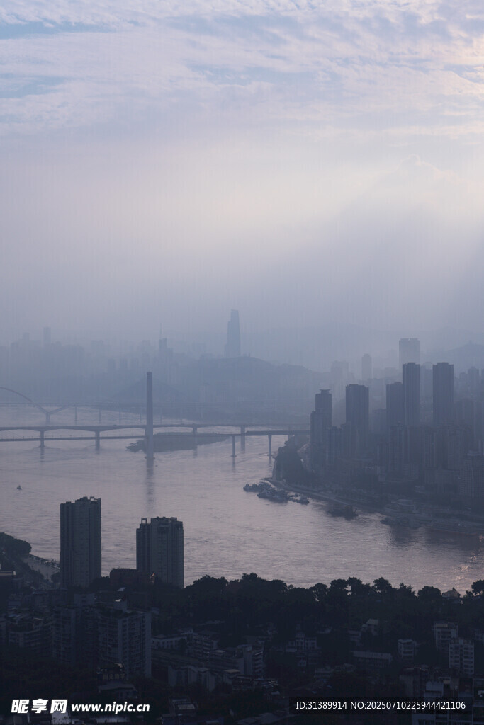 雾中城市江景