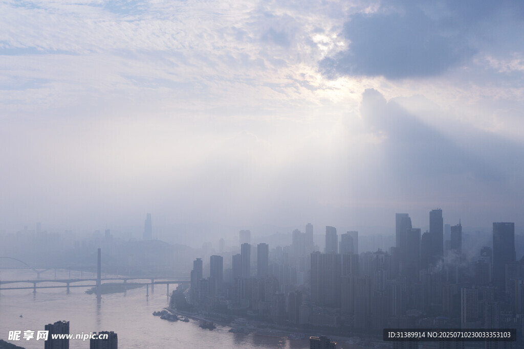 城市晨光穿透云雾景观