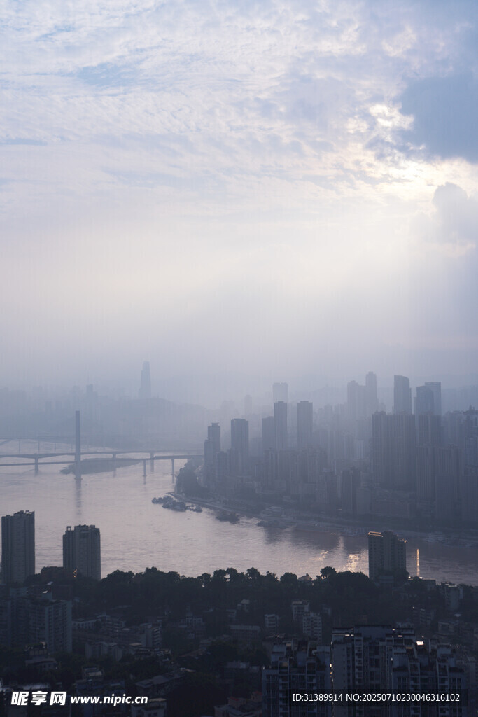 雾中城市江景俯瞰