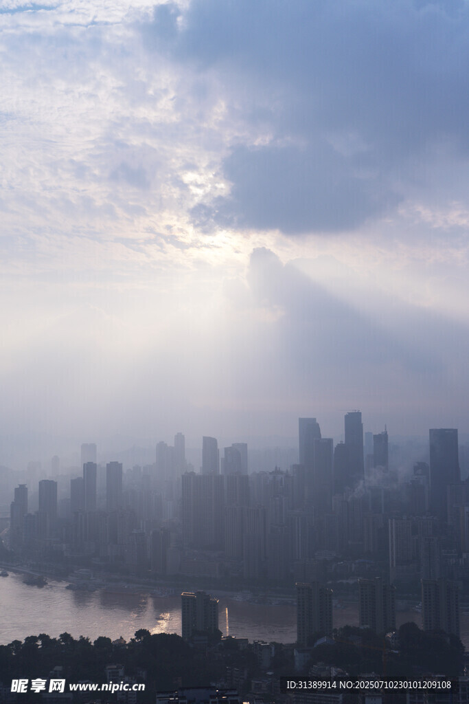 城市晨光穿透云雾景观