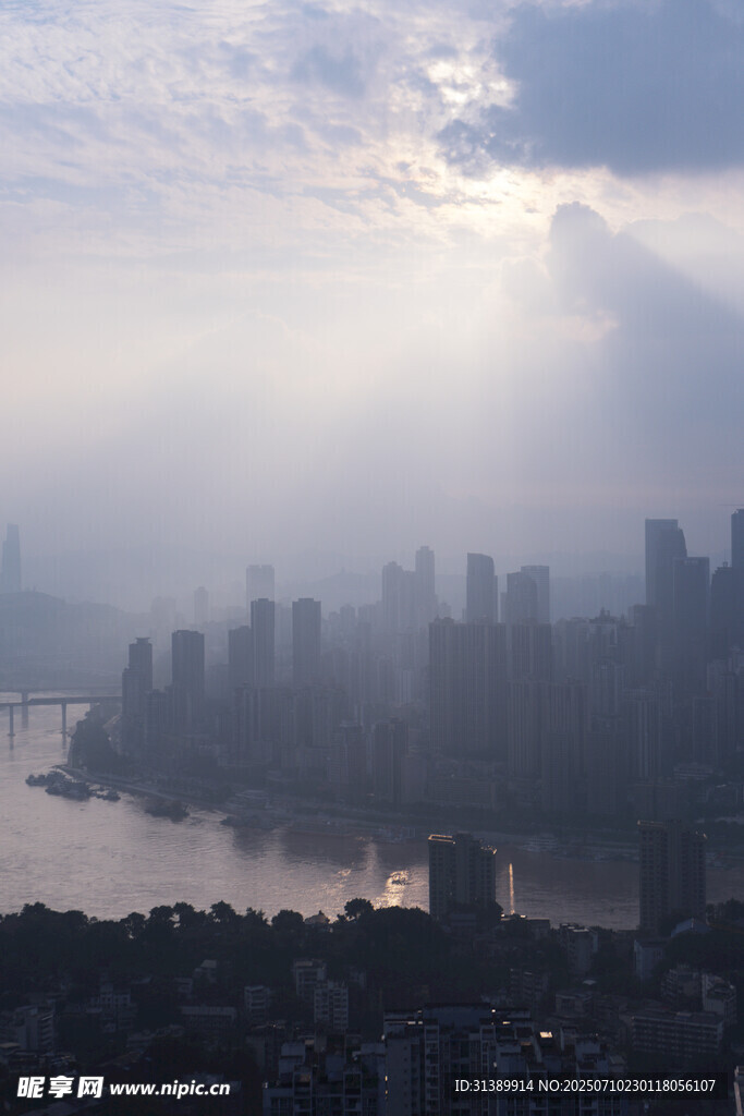 雾中城市 阳光穿透天际线