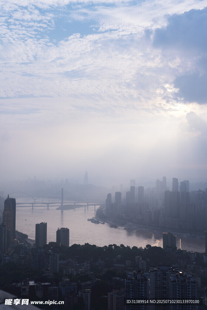城市江景雾霭中的天际线