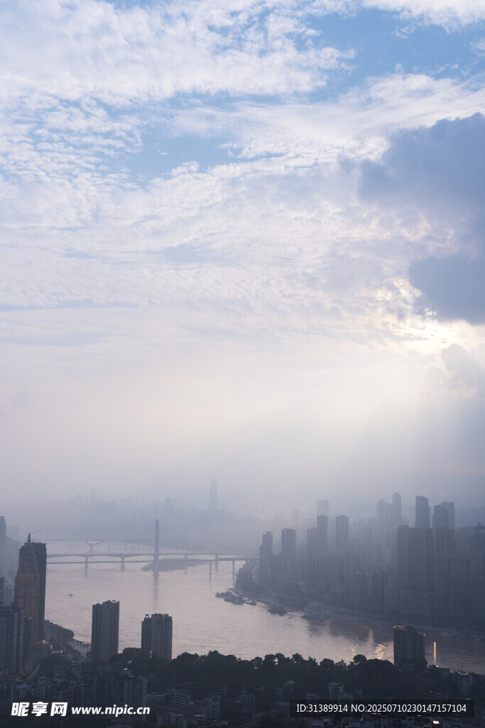 雾中城市天际线景观