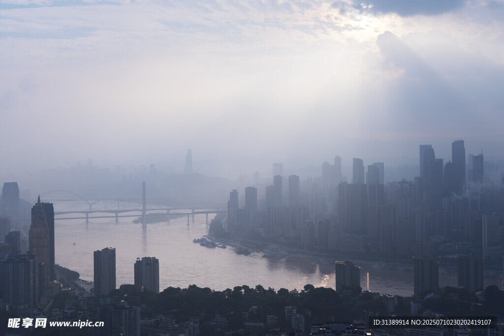 城市晨光下的天际线美景