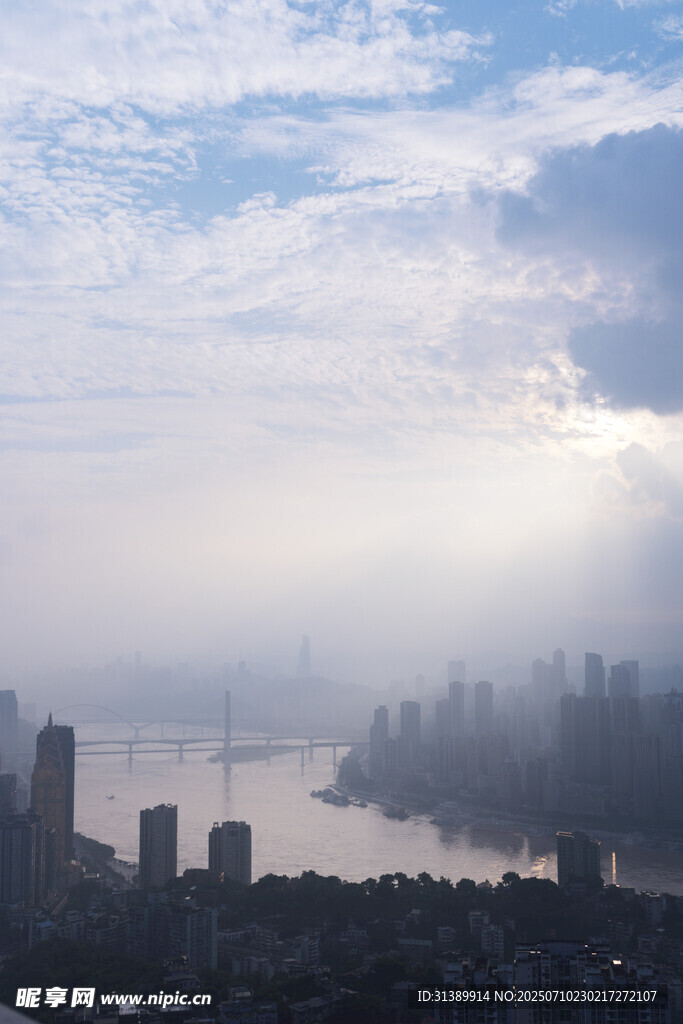 城市江畔云雾缭绕美景
