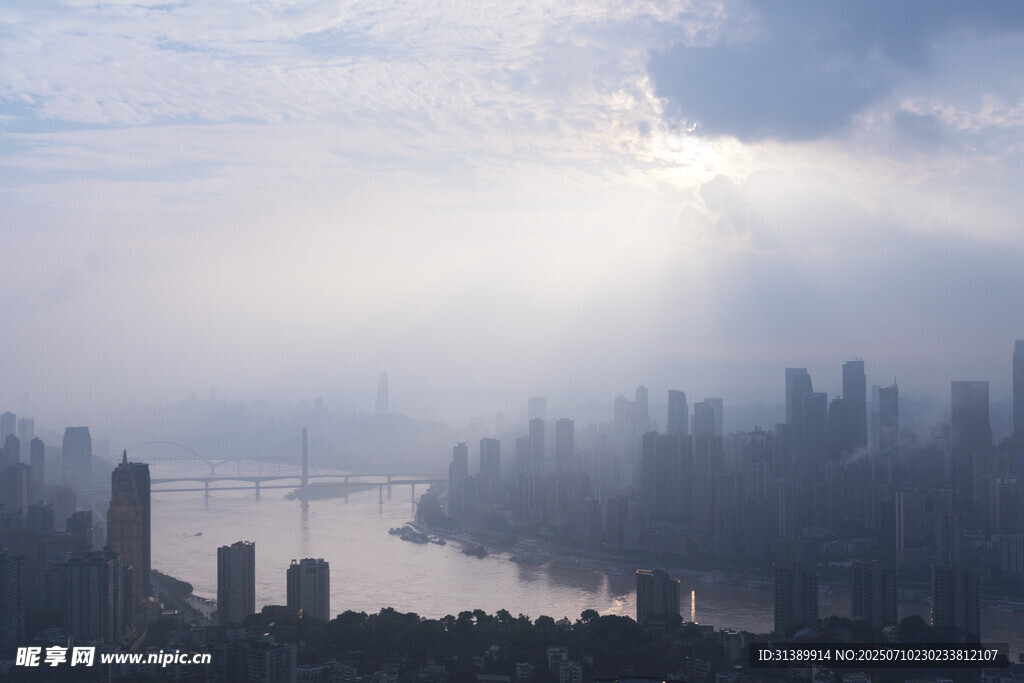 雾中都市晨光美景