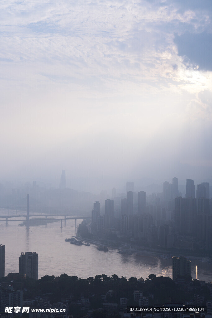 雾中城市天际线景观