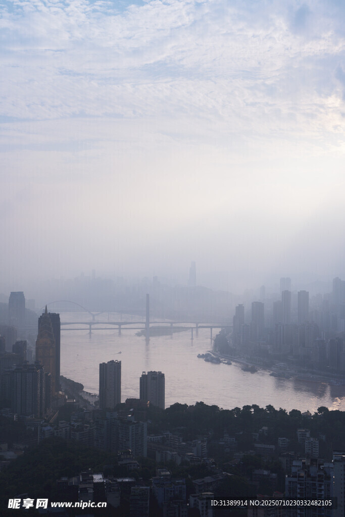 雾中城市河畔景观