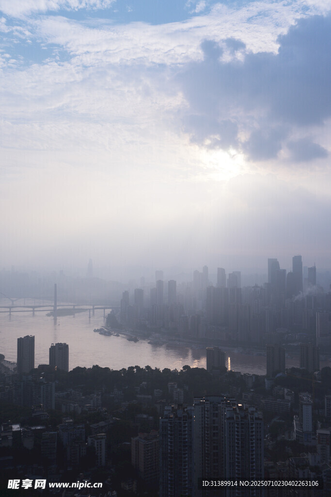 城市天际线与穿透云层阳光