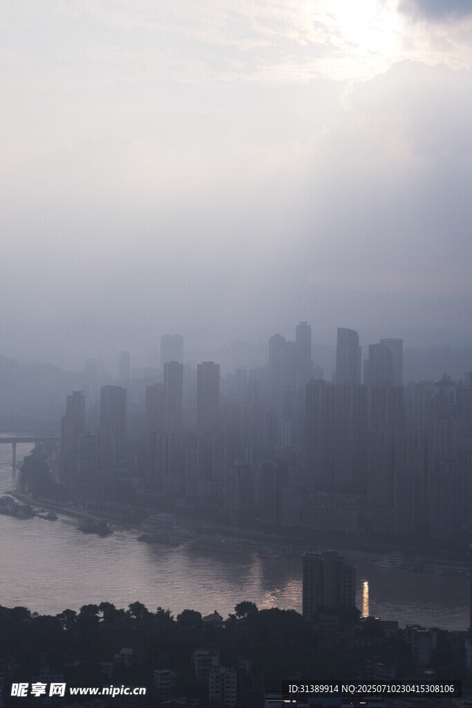 雾中城市天际线景观