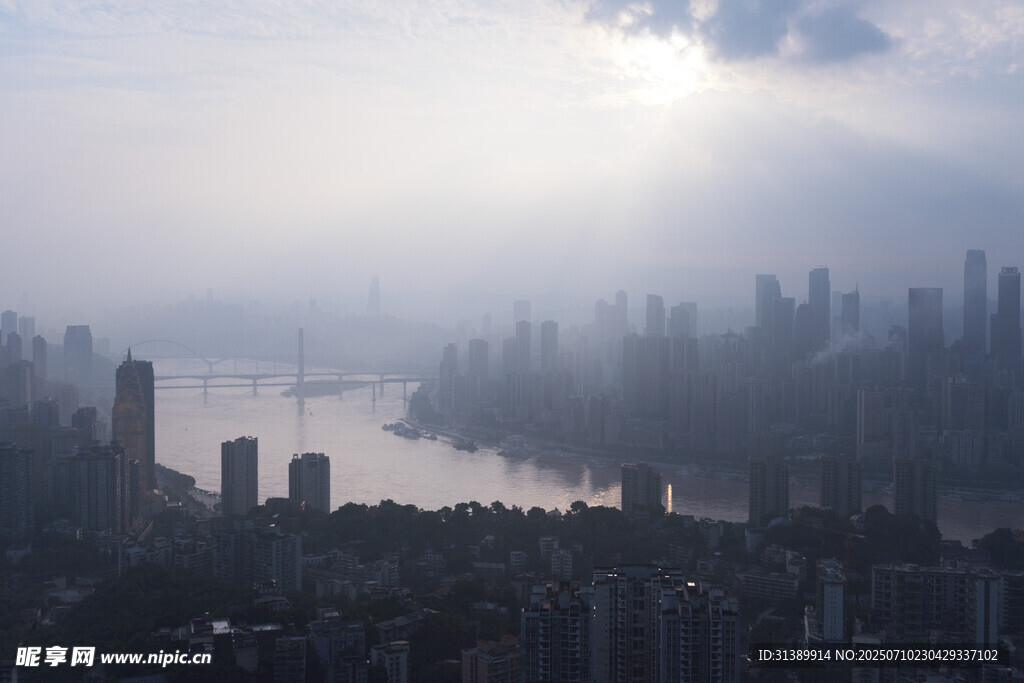 雾中都市江景 阳光穿透