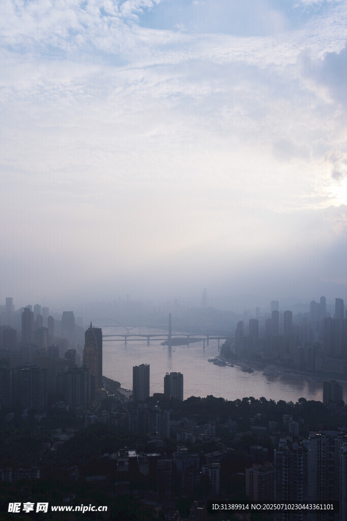 雾中城市江景俯瞰图