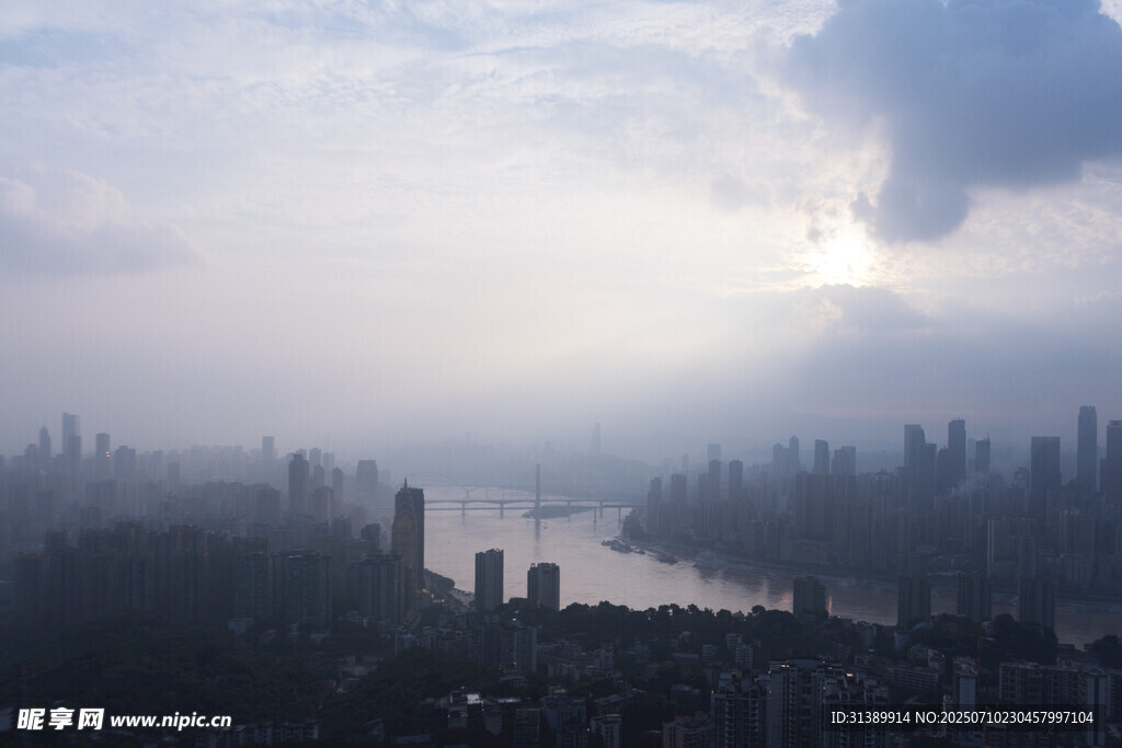 雾中城市天际线景观