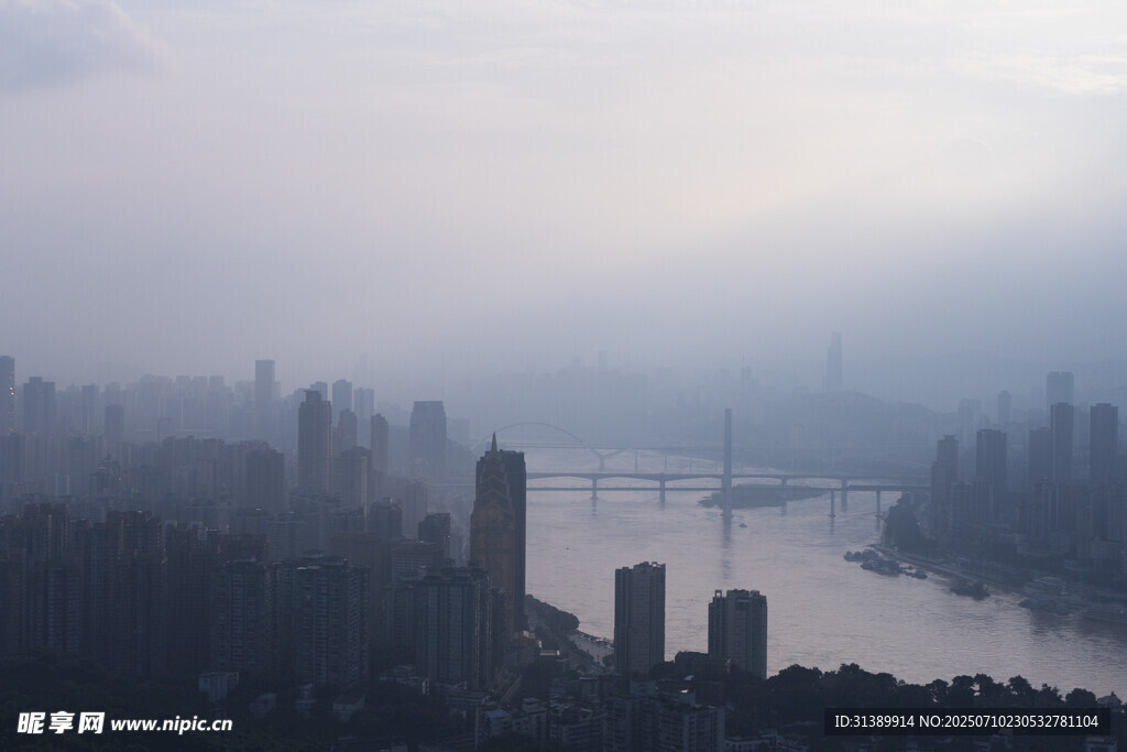 雾中城市与河流景观