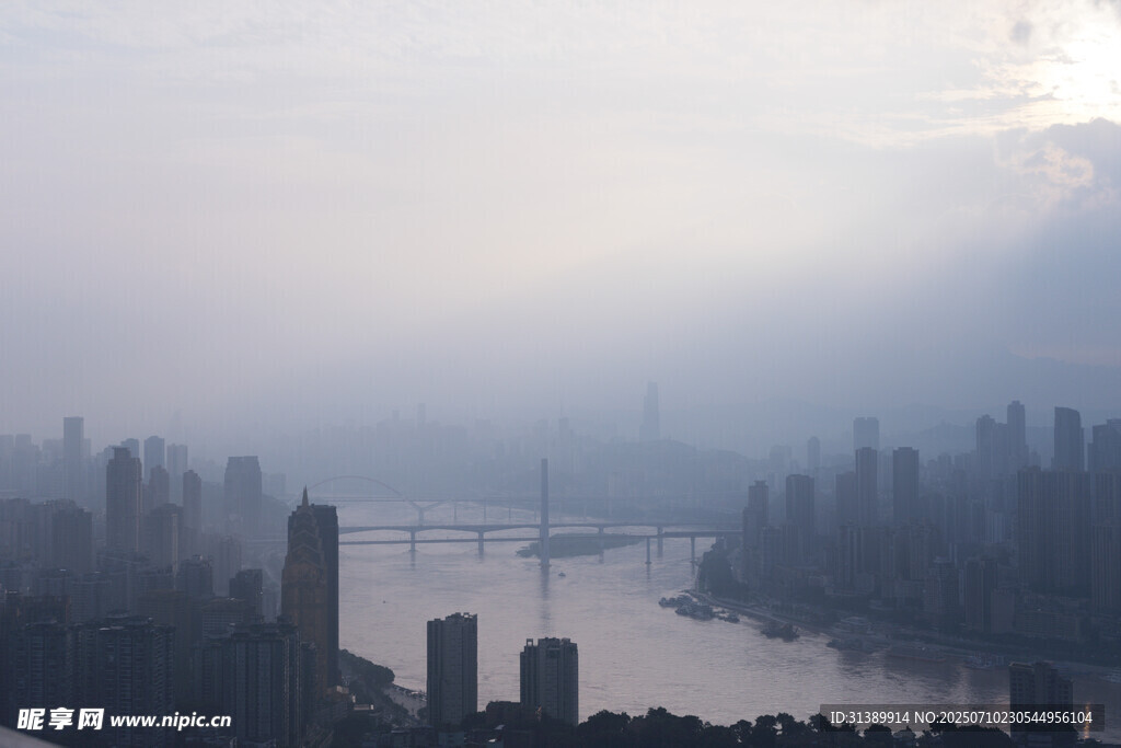 雾中都市江景