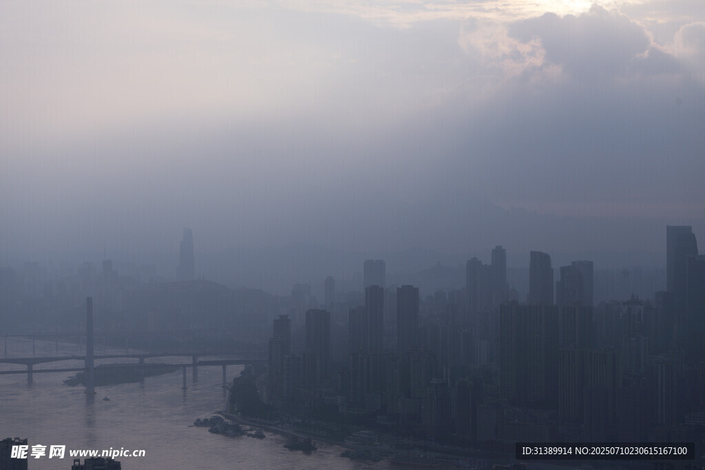 雾中城市江景