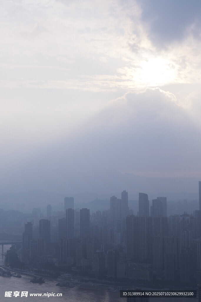 雾中城市日出景观