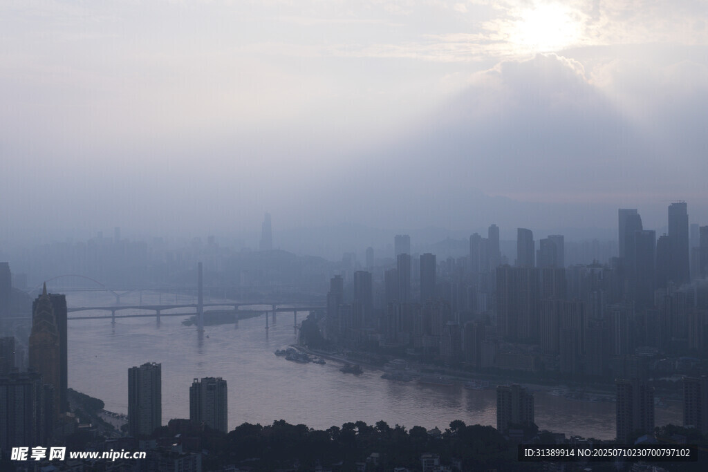 雾中城市江景 阳光初照