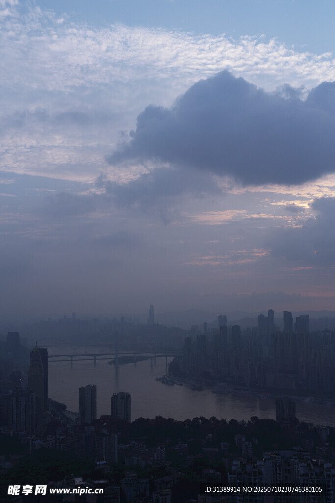 城市天际线与云雾景观