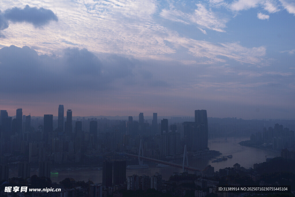 城市天际线与霞光美景