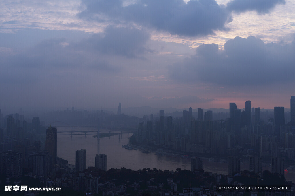 黄昏下的城市江景风光