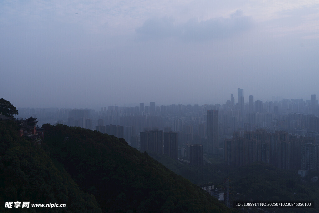 雾中城市远景