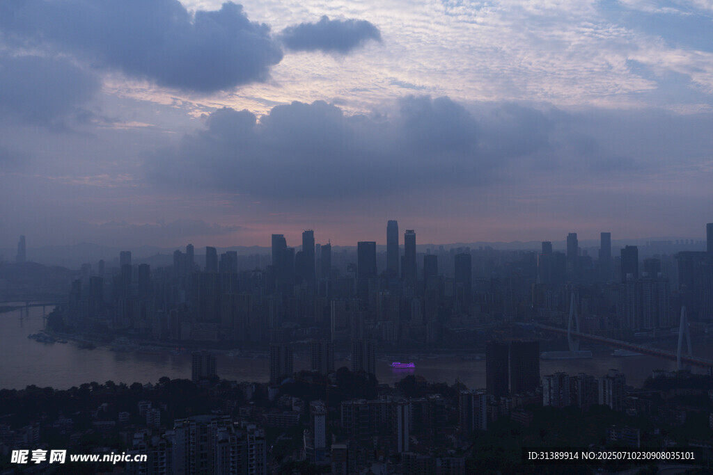 城市天际线的黄昏美景