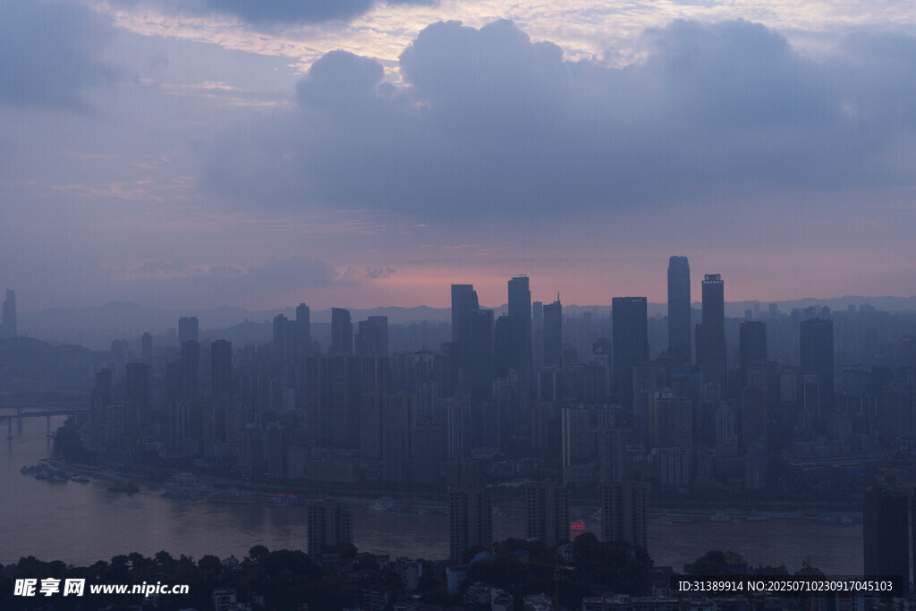 黄昏下的城市天际线景观