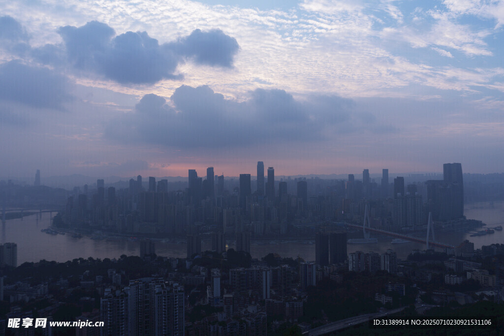 城市黄昏天际线景观