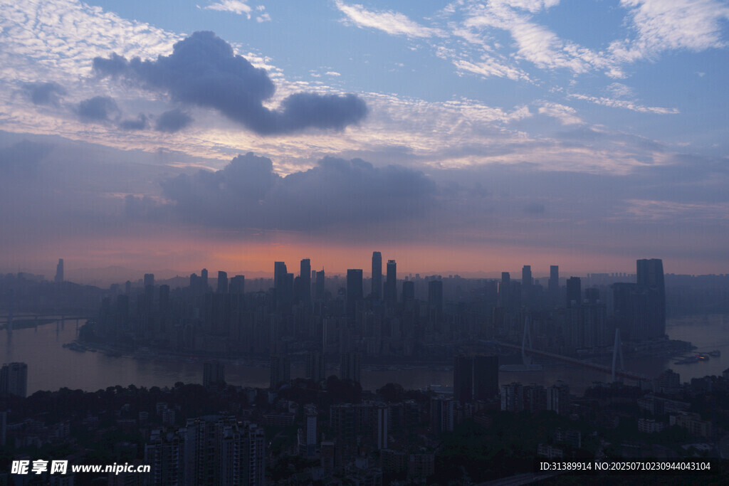 城市黄昏天际线美景