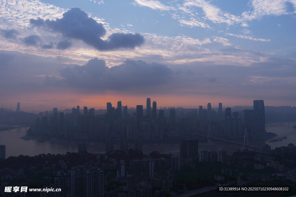 城市黄昏天际线美景
