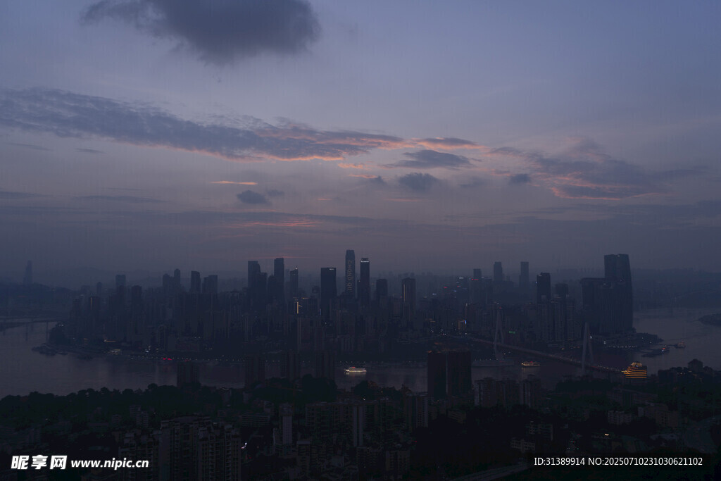 黄昏下的城市天际线景观