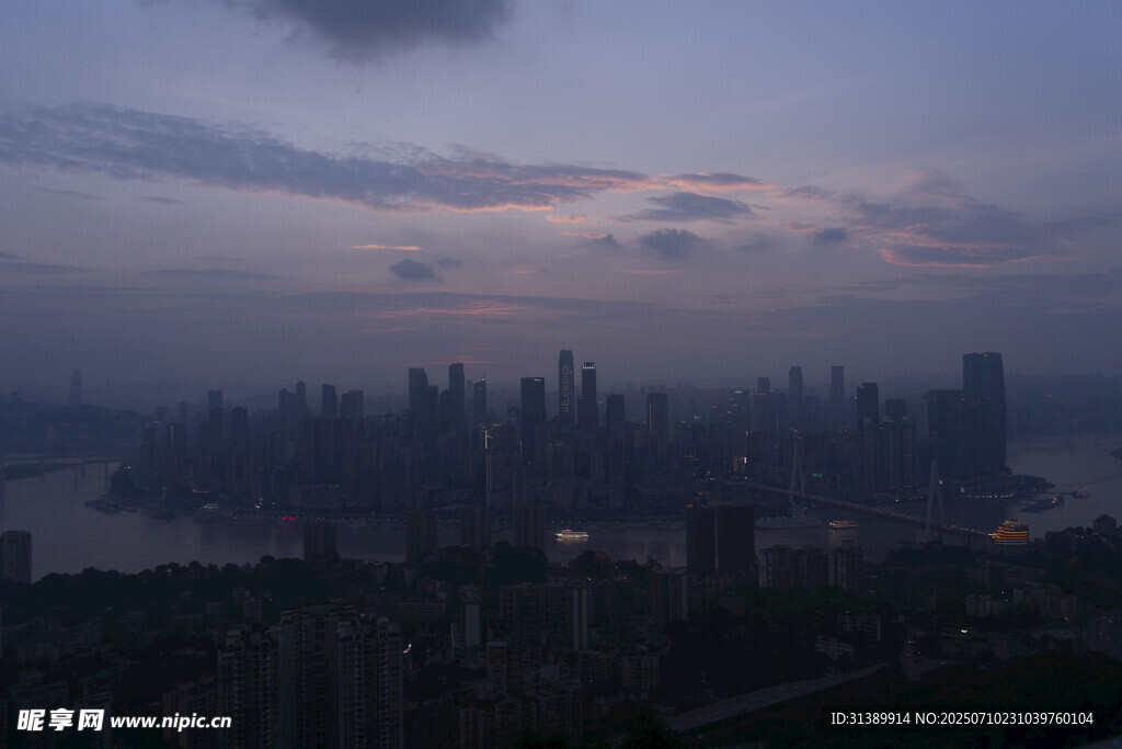 黄昏下的繁华都市天际线