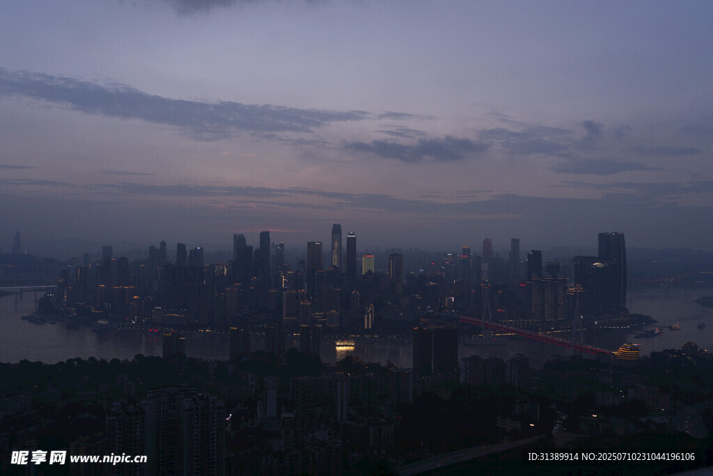 黄昏下的城市天际线景观