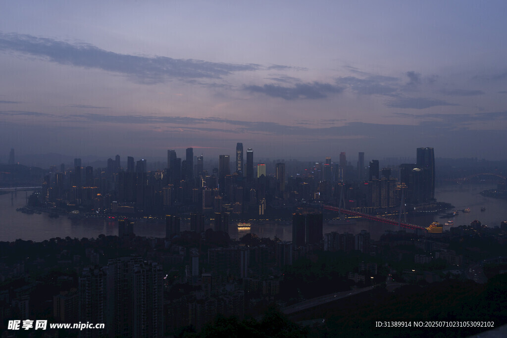 黄昏下的城市天际线景观