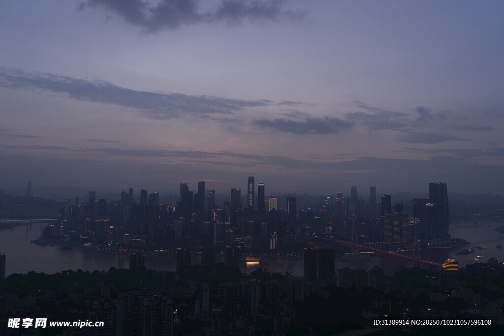 黄昏下的城市天际线景观