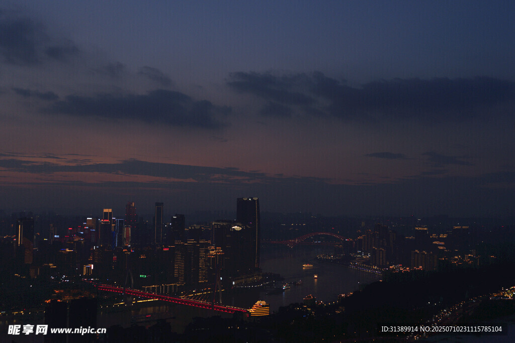 夜幕下的城市璀璨灯火