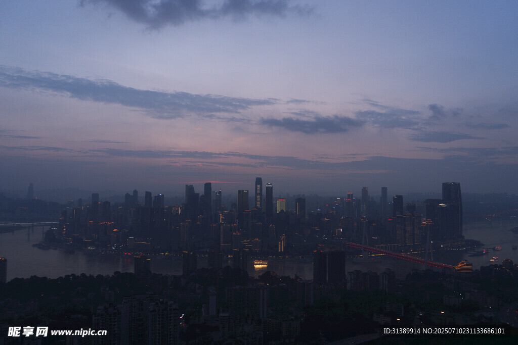 城市黄昏天际线俯瞰美景