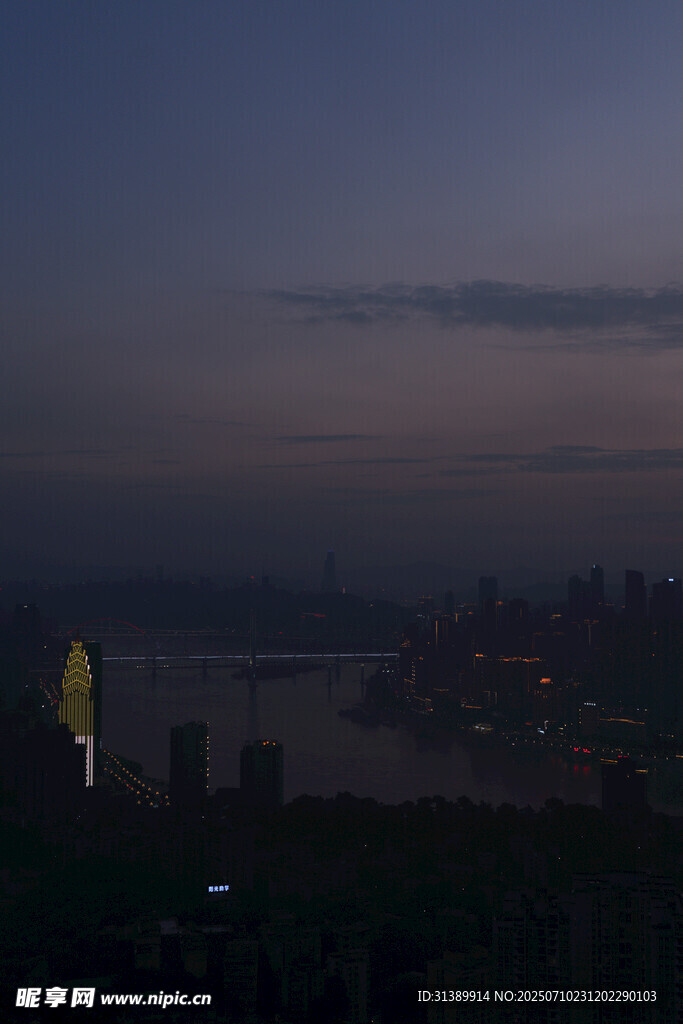 夜幕下的城市江景风光