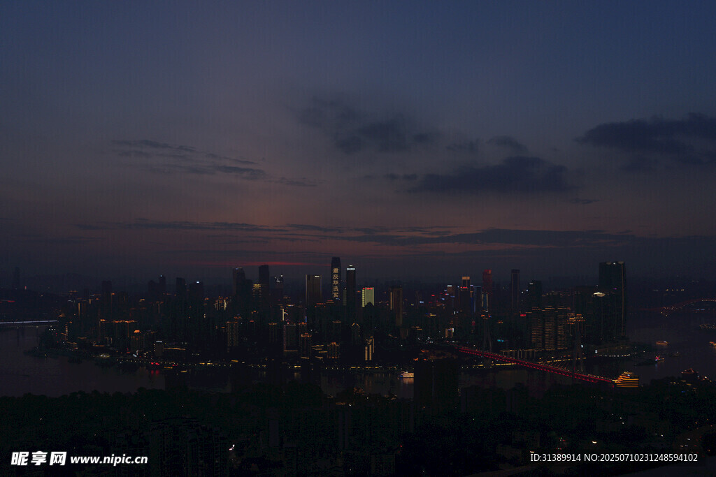 夜幕下的城市天际线