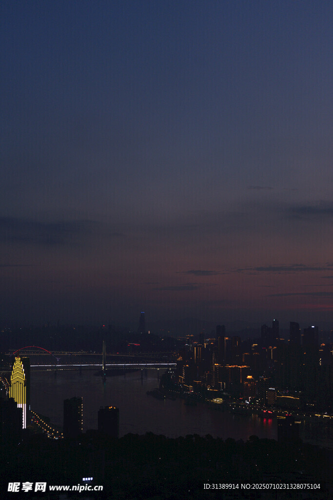 城市黄昏夜景俯瞰